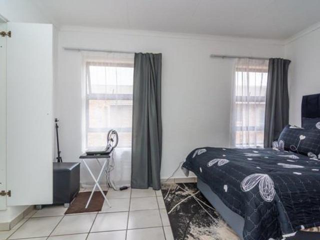 3 Bedroom Apartment in Roodepoort Central