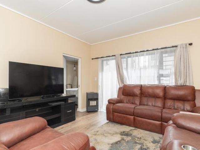 3 Bedroom Apartment in Somerset West Central