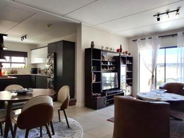 3 Bedroom Apartment in Somerset West Central