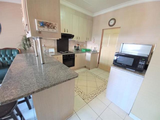 3 Bedroom Apartment in Uvongo Beach