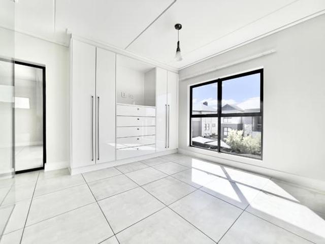 3 Bedroom Apartment in Waterfall