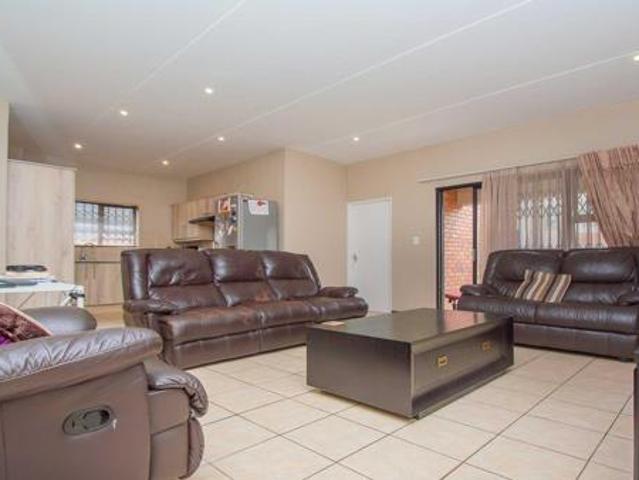 3 Bedroom Apartment in Wilgeheuwel