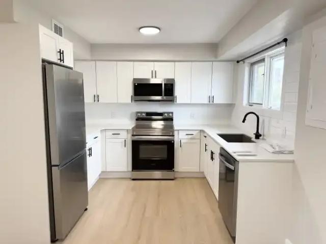 3 Bedroom Apartment Kingston ON 102551557