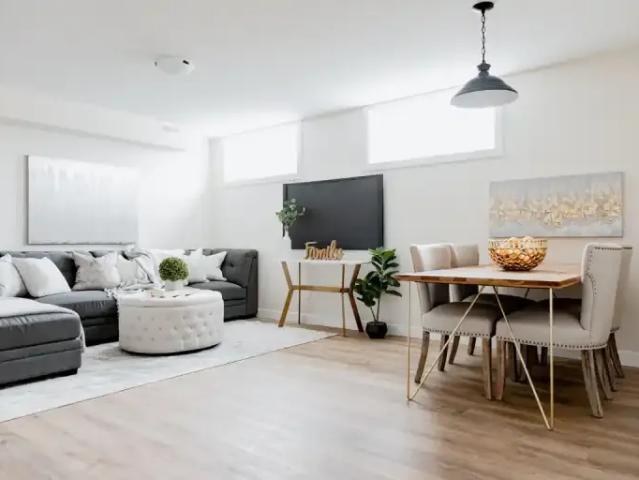 3 Bedroom Apartment Regina SK 104875882