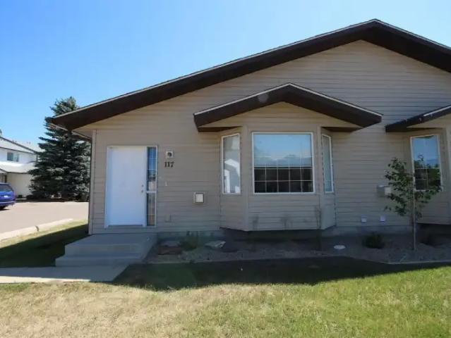 3 Bedroom Apartment Strathmore AB LS102467913