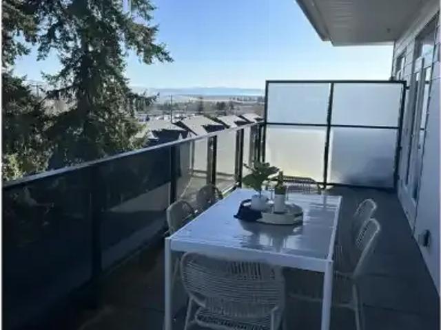3 Bedroom Apartment Surrey BC 102339215