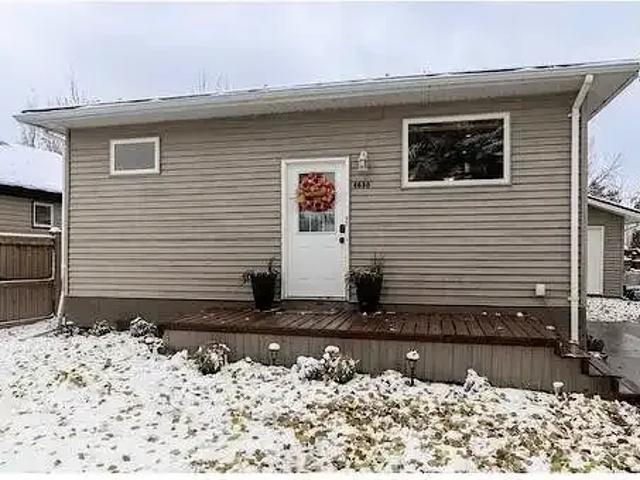 3 Bedroom Apartment Sylvan Lake AB 105087898
