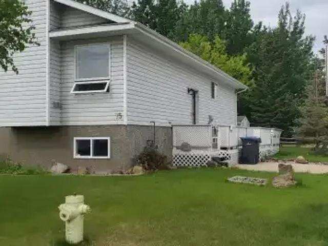 3 Bedroom Apartment Sylvan Lake AB 105150755
