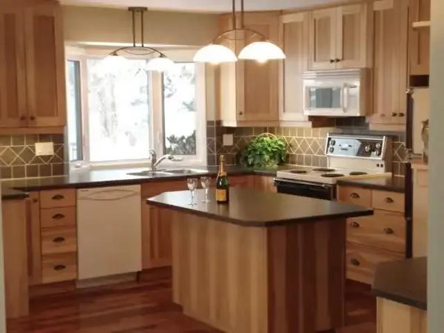 3 Bedroom Apartment Sherwood Park AB 101879406