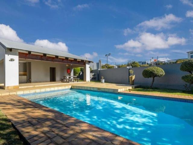 3 Bedroom Apartment To Let in Greenstone Hill | Waterfall Properties