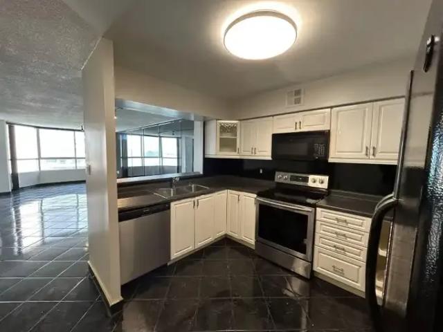 3 Bedroom Apartment Windsor ON LS101789939