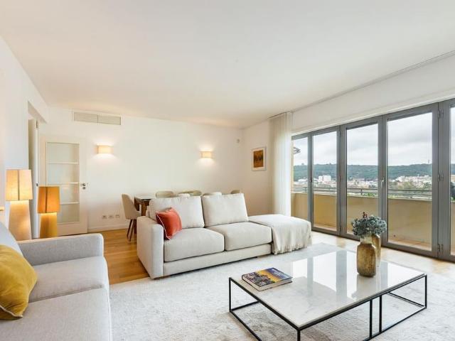 3 Bedroom Apartment with a view, Laranjeiras, Lisboa