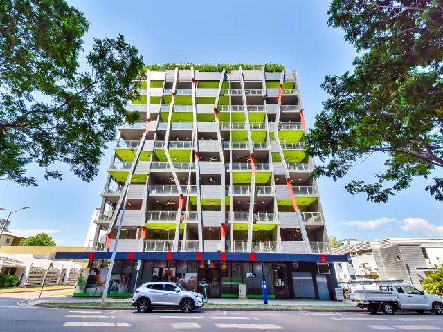 3 Bedroom Apartment with Rooftop Pool!