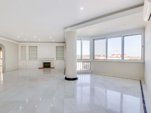 3 bedroom apartment with unobstructed views over the city of Cascais