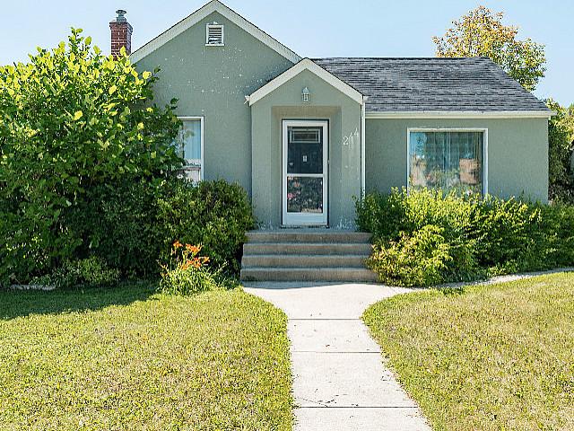 3 Bedroom Bungalow In West K 299,900