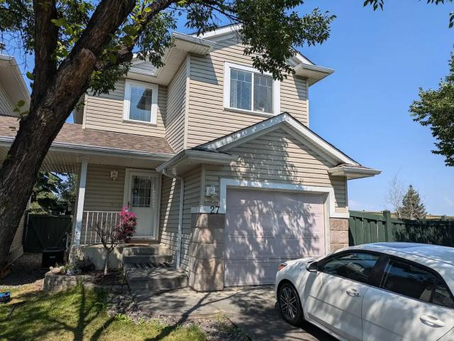 3 Bedroom detached Huge backyard