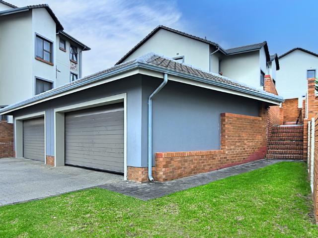 3 Bedroom Duplex For Sale in Kyalami Hills