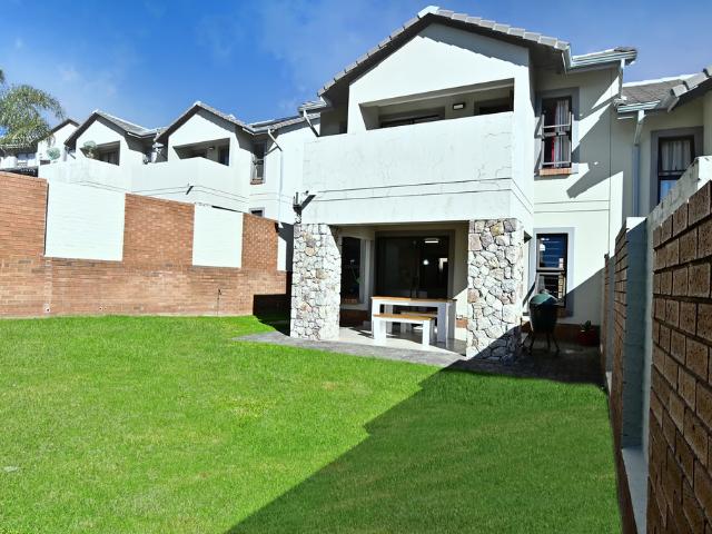3 Bedroom Duplex For Sale in Kyalami Hills