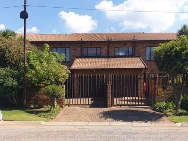 3 Bedroom Duplex in Ontdekkers Park