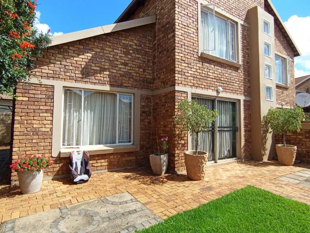 3 Bedroom Duplex in Heuwelsig Estate