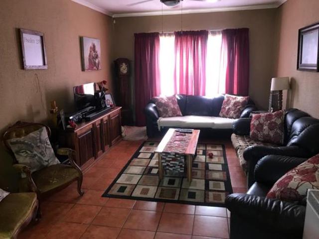 3 Bedroom Duplex in Heuwelsig Estate