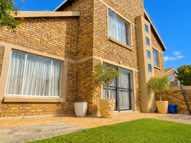 3 Bedroom Duplex in Heuwelsig Estate