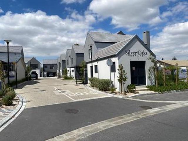 3 bedroom duplex town house on the m.