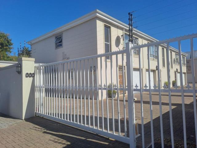 3 Bedroom duplex townhouse freehold to rent in Heathfield, Cape Town