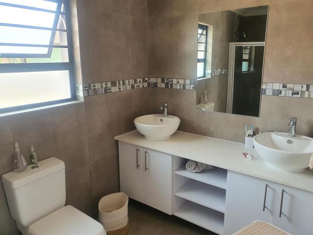 3 Bedroom duplex townhouse freehold for sale in Theresapark, Akasia