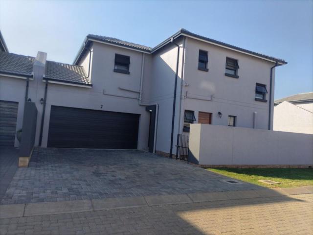 3 Bedroom duplex townhouse freehold for sale in Theresapark, Akasia