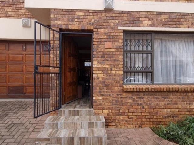 3 Bedroom duplex townhouse sectional for sale in Florentia, Alberton