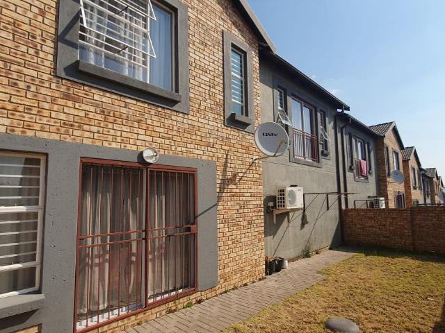 3 Bedroom duplex townhouse sectional for sale in Wilgeheuwel, Roodepoort