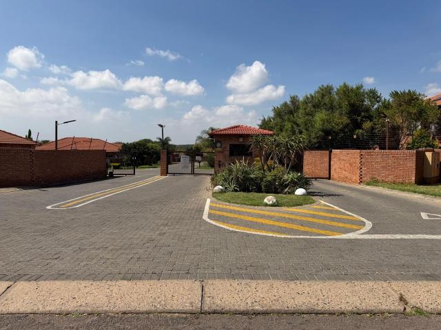 3 Bedroom duplex townhouse sectional rented in Willow Park Manor, Pretoria