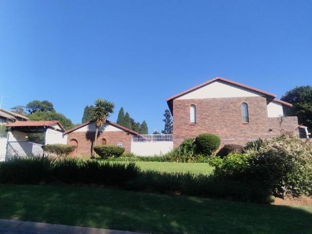 3 Bedroom duplex townhouse sectional to rent in Fairland, Randburg