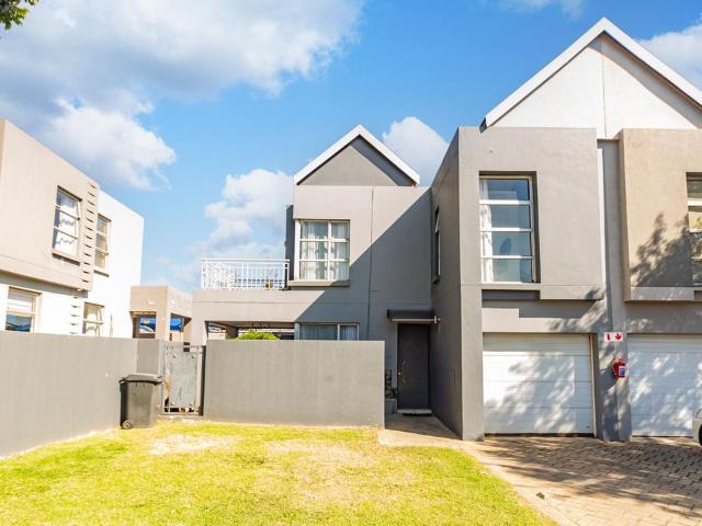 3 Bedroom duplex townhouse sectional to rent in North Riding, Randburg