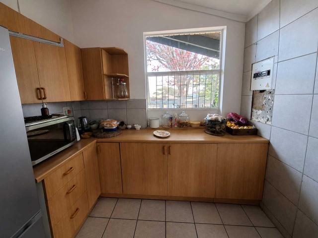 3 BEDROOM FAMILY HOME WITH 1 BEDROOM FLATLET IN DANVILLE!
