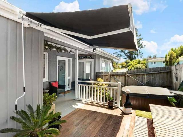 3 bedroom family home with separate sleepout