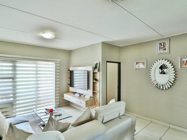 3 Bedroom Flat For Sale in Glen Austin AH
