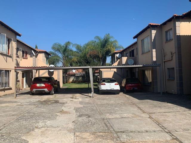 3 Bedroom Flat For Sale in Oos Einde