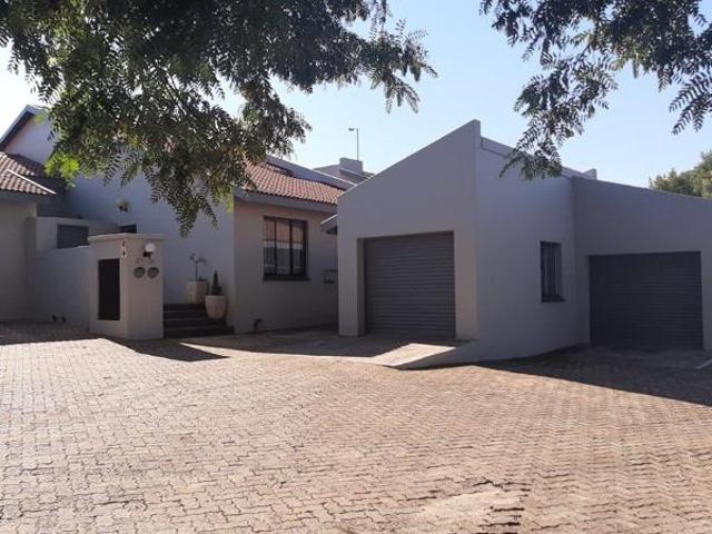 3 Bedroom Flat in Die Hoewes