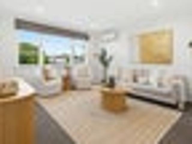 3 Bedroom Freehold Beauty in Quiet Neighborhood!