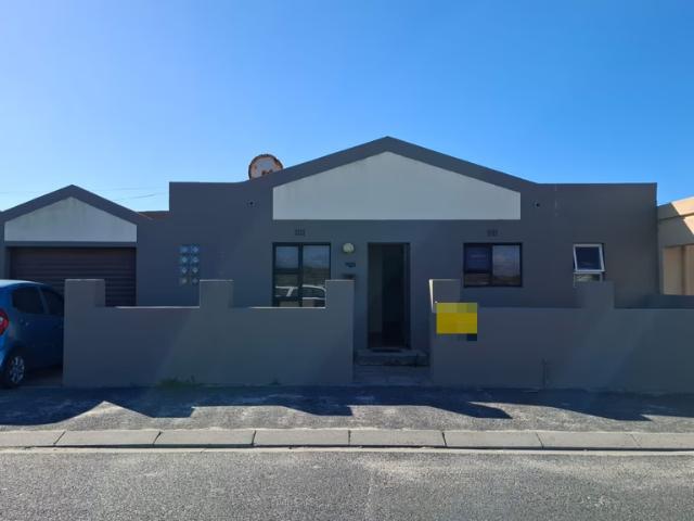 3 Bedroom Freehold For Sale in Strandfontein