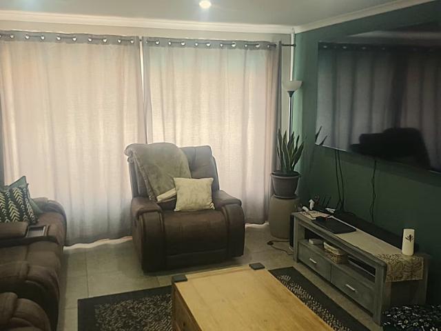 3 Bedroom Freehold To Let in Die Hoewes