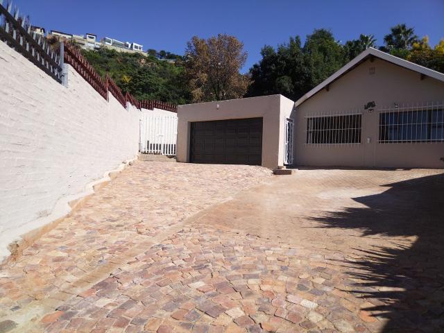 3 Bedroom Freestanding To Let in Constantia Kloof