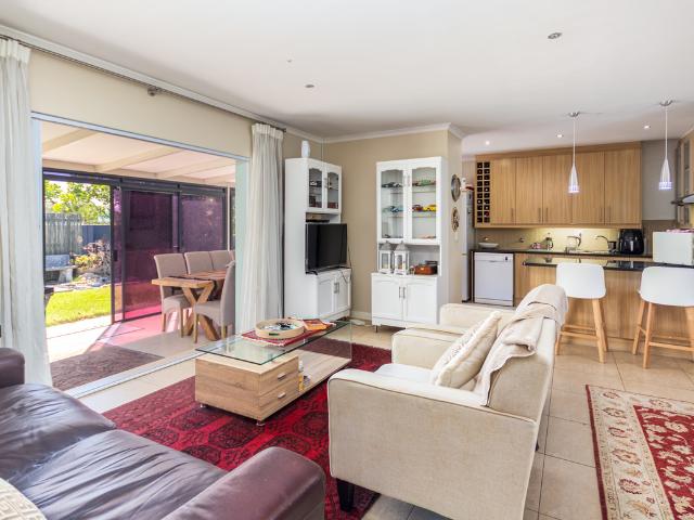 3 Bedroom Freestanding To Let in Sunningdale