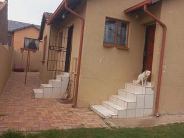 3 bedroom house + 2 flatlets on the.