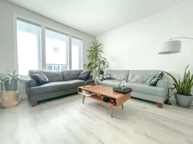 3 Bedroom House Cochrane AB 102306663