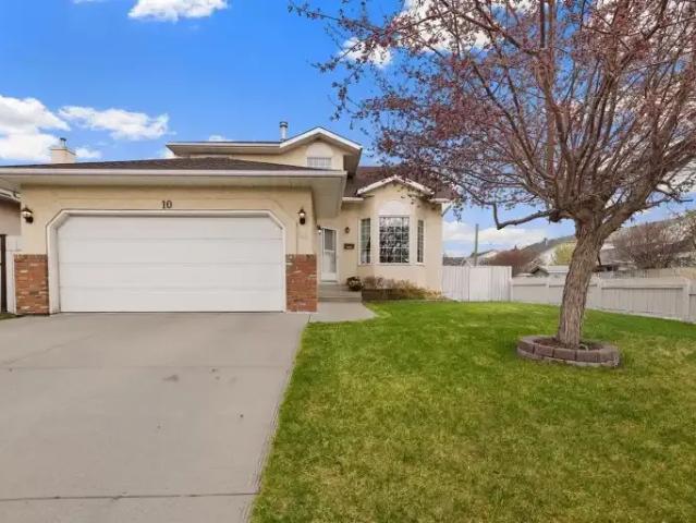 3 Bedroom House Calgary AB 102468259