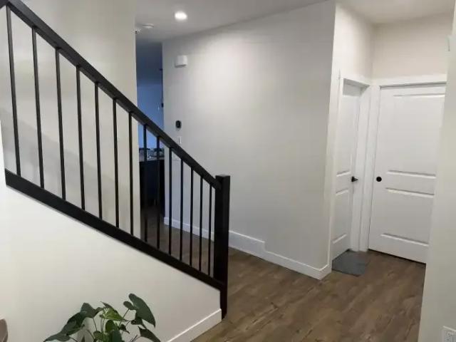 3 Bedroom House Calgary AB 102468278