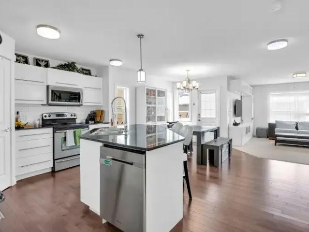 3 Bedroom House Calgary AB 102578664